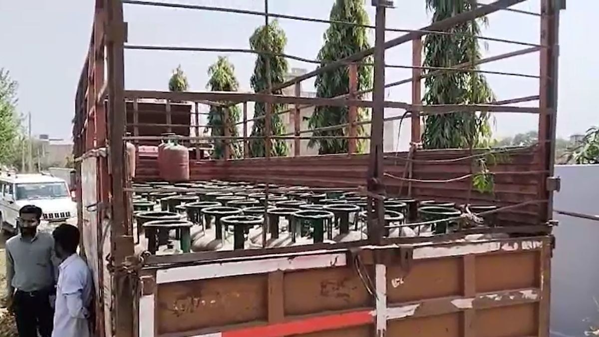 सिलेंडर ब्लैक में बेचने का चल रहा था खेल. (Photo: Screengrab)