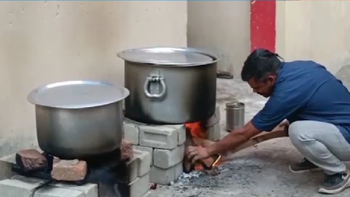 गैस सिलेंडरों की किल्लत (Photo: itg)