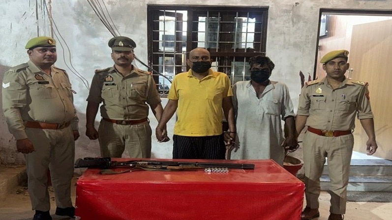 पुलिस गिरफ्त में बैंक मैनेजर की हत्या का आरोपी गार्ड और उसका साथी. (Photo: Mayank Gaur/ITG)