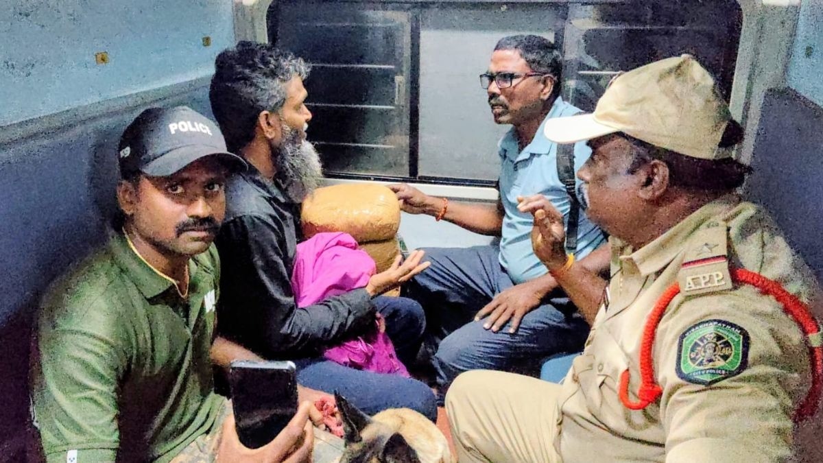 ट्रेन में पकड़ा गया 6 किलो गांजा. (Photo: ITG)