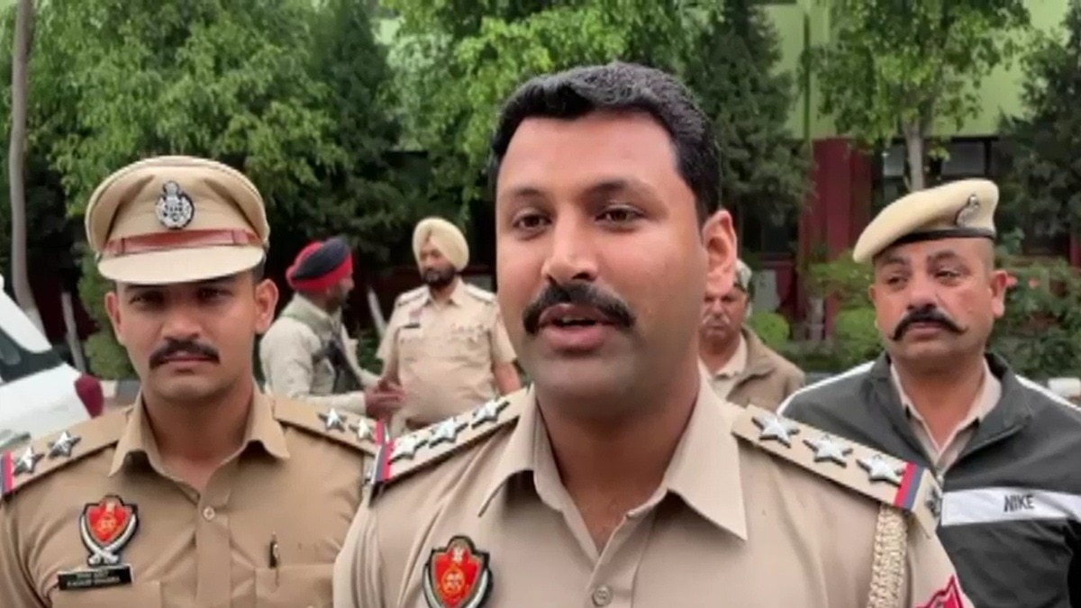 मामले के संंबंध में पत्रकारों को जानकारी देते पुलिस अधिकारी. (Photo: Screengrab)