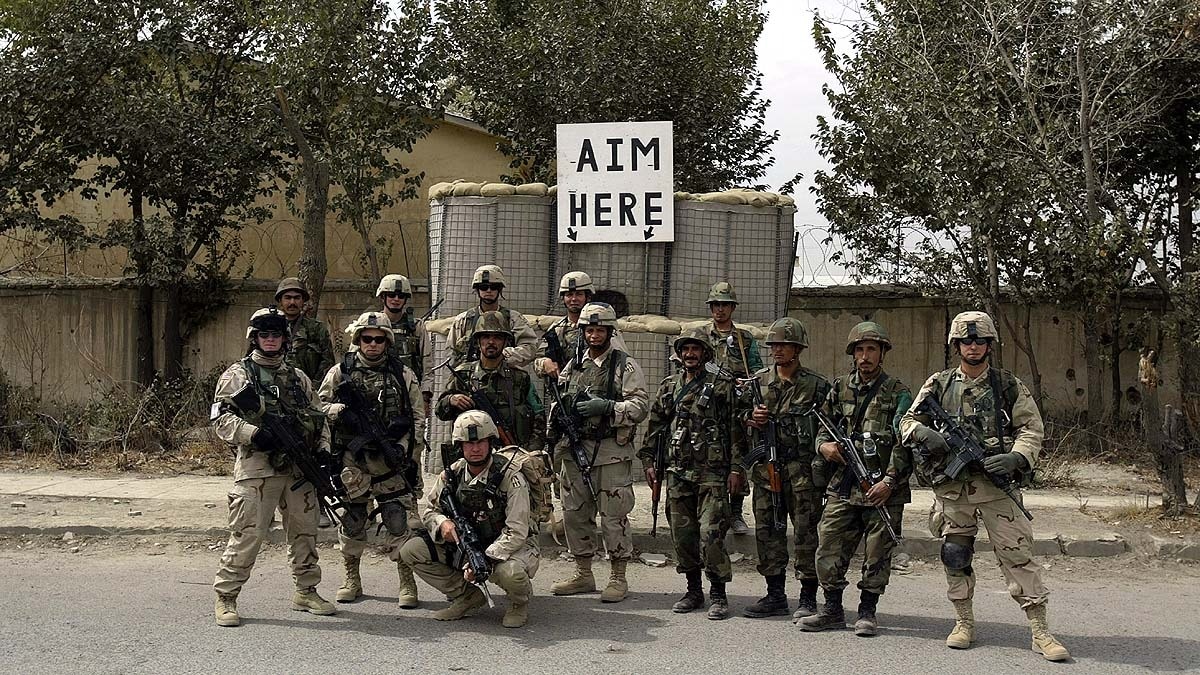 ये तस्वीर 1 अक्टूबर 2004 की है, जब कैंप फीनिक्स में अफगान आर्मी को अमेरिकी सेना ट्रेनिंग देती थी. (File Photo: Getty)