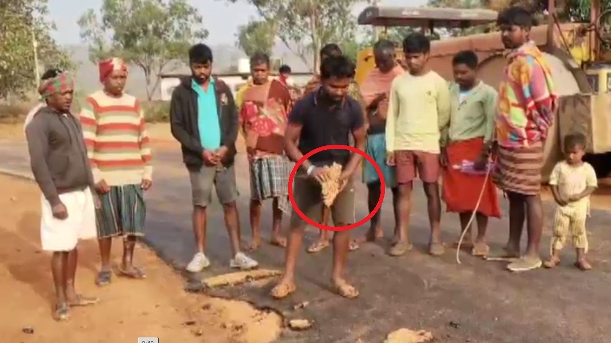 मैनपाट की निर्माणाधीन सड़क की खुली पोल.(Photo:ITG)