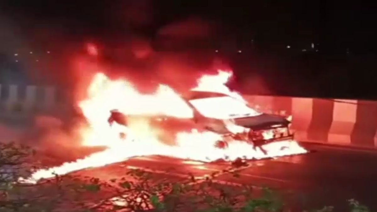 वर्धा रोड पर जयप्रकाश मेट्रो स्टेशन के पास हुआ हादसा. (Photo: Screengrab)