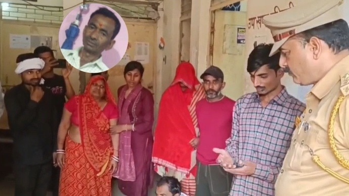 इटावा बिजली विभाग के ऑफिस में प्रदर्शन करते परिजन (Photo- Screengrab) 