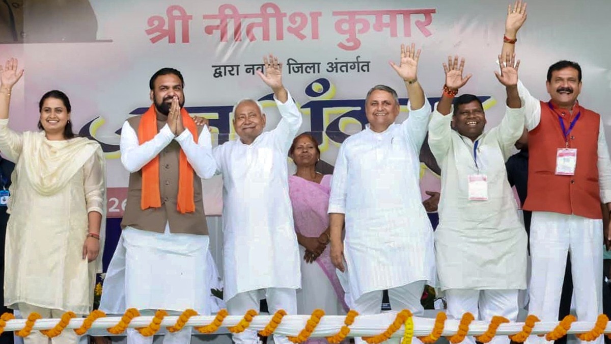 नीतीश कुमार ने सम्राट चौधरी के कंधे पर हाथ कर दिया इशारा (Photo-PTI)