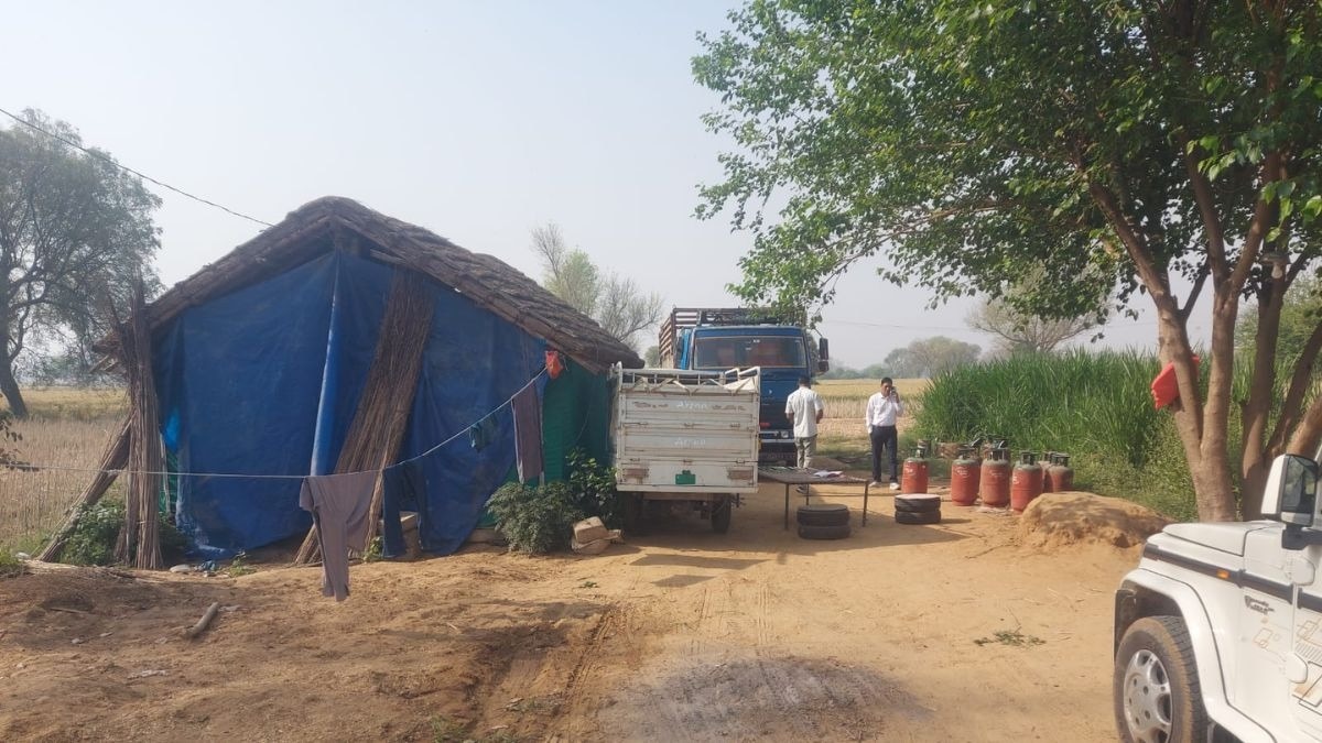 खेत की झोंपड़ी में अवैध रूप से चल रही थी एजेंसी. (Photo: ITG) 