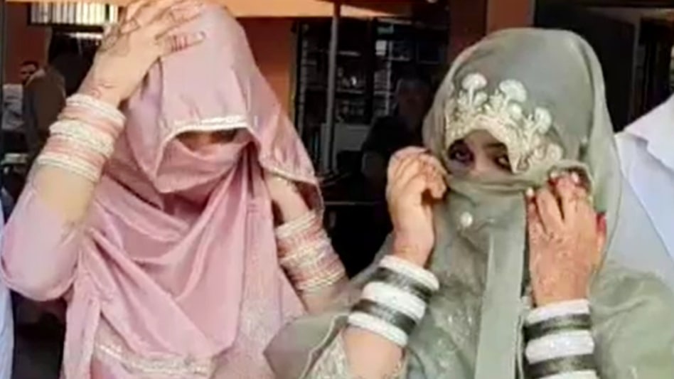थाने में परिजनों के सामने डटी रहीं दोनों बहनें.(Photo:Screengrab)