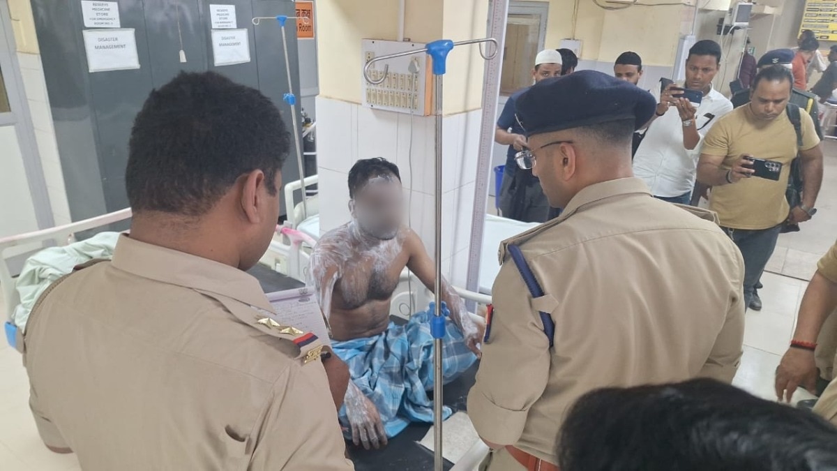 एसिड अटैक में घायल का अस्पताल में इलाज जारी (Photo- Screengrab) 