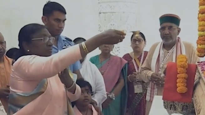 राष्ट्रपति द्रौपदी मुर्मू ने की श्रीराम यंत्र की पूजा-अर्चना (Photo: Screengrab)