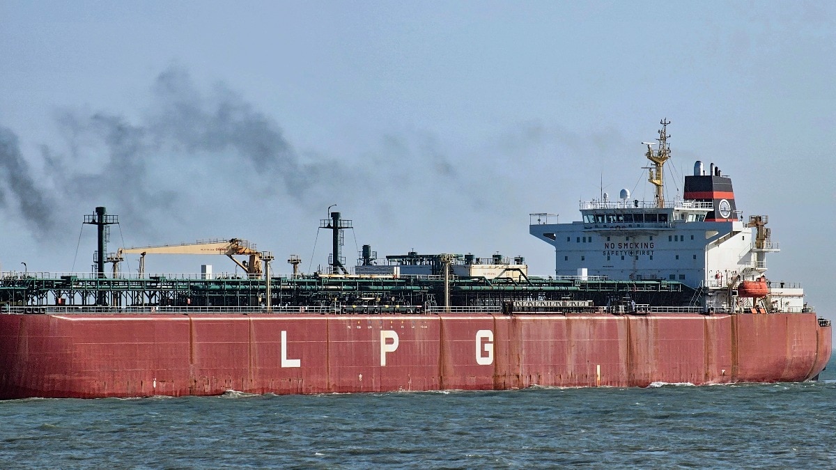 स्ट्रेट ऑफ होर्मुज में फंसे हैं भारत के 6 एलपीजी टैंकर. (photo: PTI)