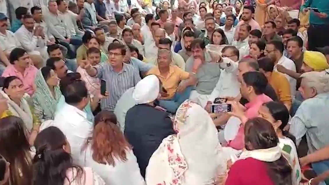 पालम अग्निकांड के पीड़ितों से मिलने पहुंचे बीजेपी और AAP नेताओं में झड़प. (Photo: ITG)