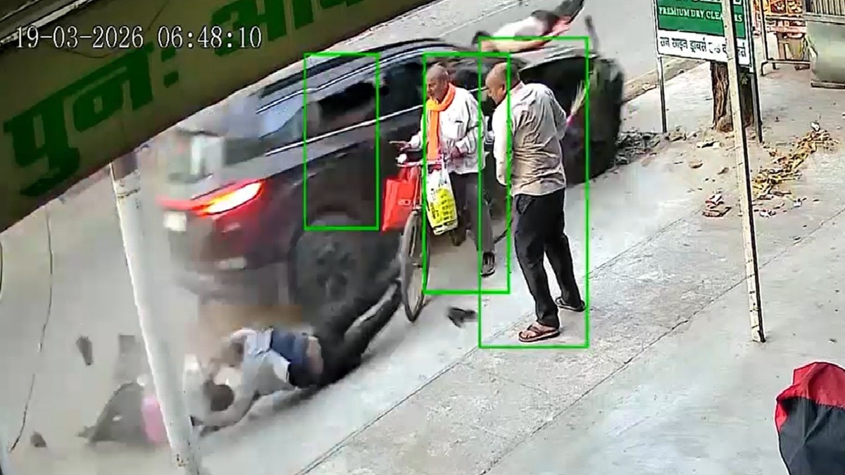 तेज रफ्तार कार ने तीन लोगों को मारी टक्कर (Photo: Screengrab)