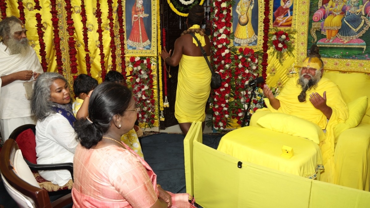 राष्ट्रपति द्रौपदी मुर्मू ने संत प्रेमानंद जी महाराज से 27 मिनट तक बातचीत की (Photo : ITG)