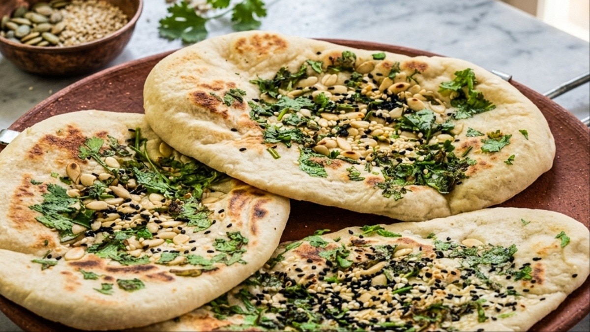 Khameeri Roti Recipe: बिना तंदूर के घर पर बनाएं रेस्टोरेंट जैसी सॉफ्ट मुगलई खमीरी रोटी, खाने में लाजवाब और बनाना है आसान