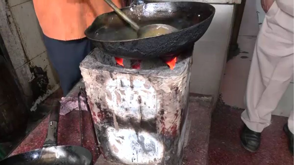 लखनऊ के होटलों में कोयले पर बन रहा खाना. (Photo: Screengrab)