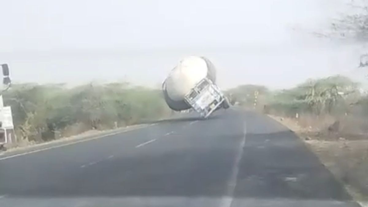 हाइवे पर पलट गया ओवरलोड ट्रक. (Photo: ITG)