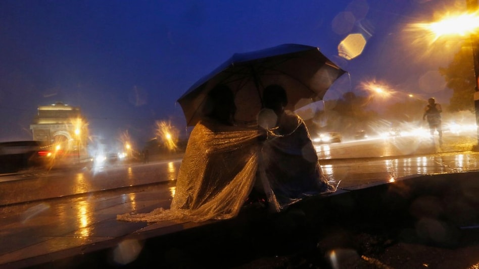 UP Weather: यूपी के इन जिलों में देर रात तक बारिश का अलर्ट, आगरा-नोएडा-मेरठ से लेकर वाराणसी-प्रयागराज-गोरखपुर के लिए IMD की चेतावनी - up today weather alert ...