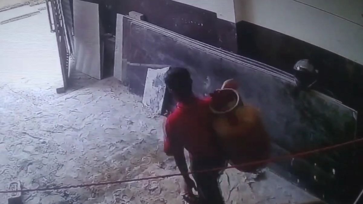 भरा गैस सिलेंडर उड़ा ले गया चोर. (Photo: Screengrab)