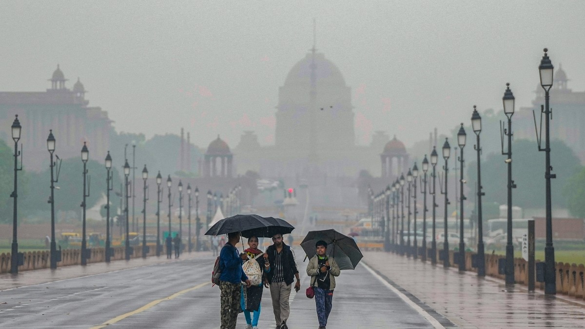 पहाड़ों में बर्फबारी और मैदानी इलाकों में हो रही है बारिश (Photo-PTI) 