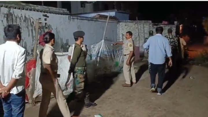 छापेमारी से मचा हड़कंप.(Photo: Vikash Kumar Dubey/ITG)