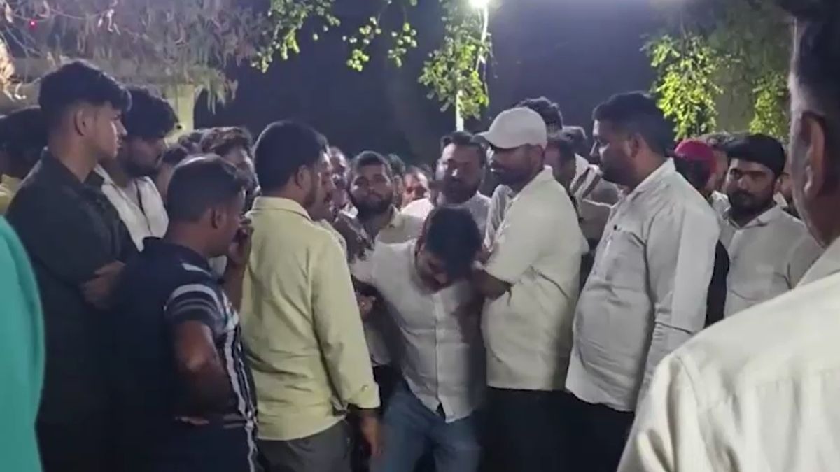 बेटे को देख बेसुध हो गए पिता. (Photo: Screengrab)