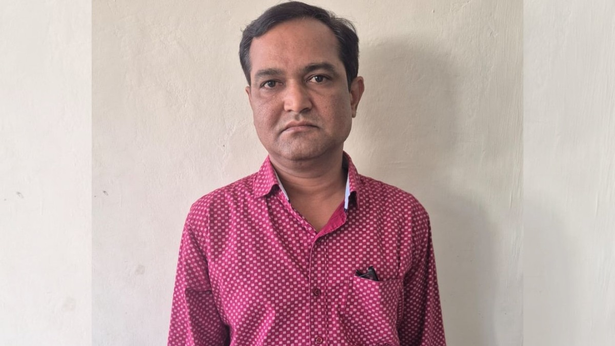 लाइसेंस बचाने के नाम पर रिश्वत... 1 लाख की घूस लेते रंगेहाथ पकड़ा गया अधिकारी, लगा गिड़गिड़ाने