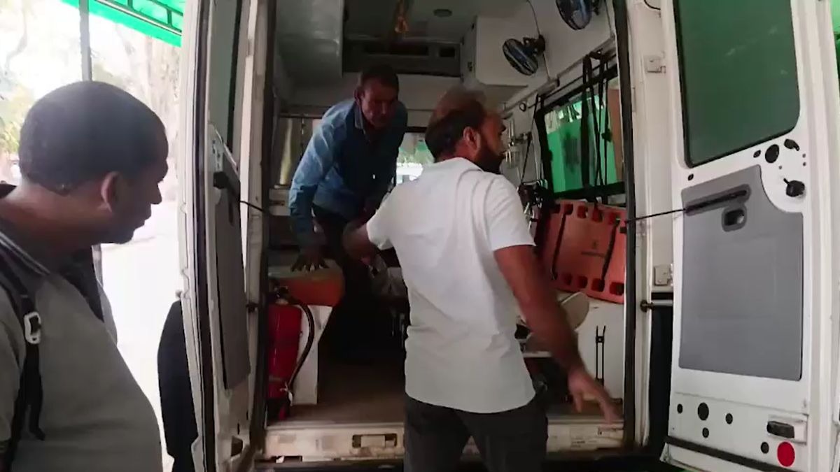 खेत पर जाते समय टूट पड़ा मधुमक्खियों का झुंड. (Photo: Screengrab)