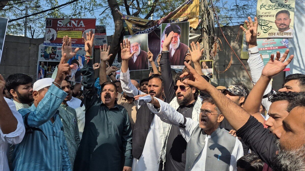 ईरान पर हो रहे हमले का विरोध करते लोग. (photo: Ashutosh kumar/ITG)