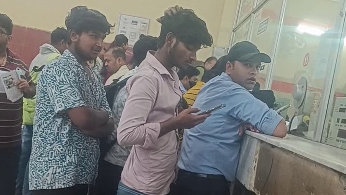 टिकट माफिया काउंटर पर काबिज!(Photo: Satyajit kumar/ITG)