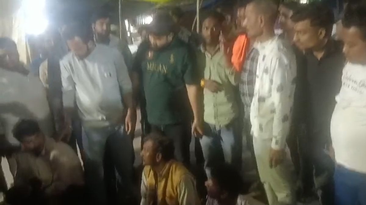 तपेश्वर मेला में हटवाईं दुकानें. (Photo: ITG)