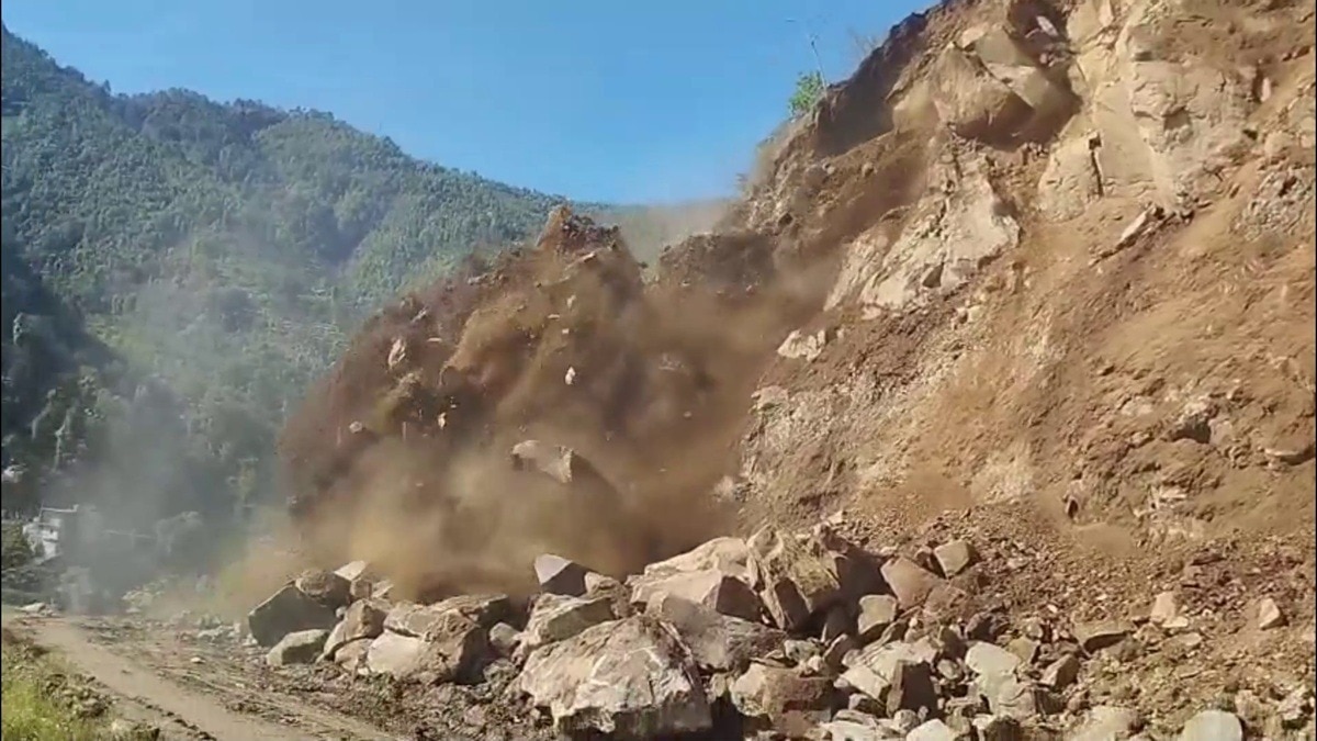 मंडी में लैंडस्लाइड से स्थानीय लोगों में डर का माहौल. (Photo: Dharam Veer/ITG)