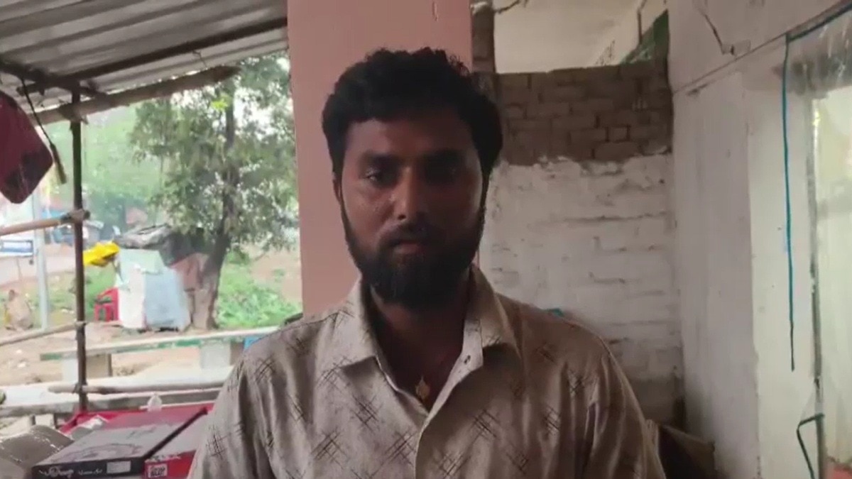 पीड़ित व्यक्ति, जिसकी पत्नी गैस सिलेंडर नहीं भरवाने पर भाग गई. (Photo: Screengrab)