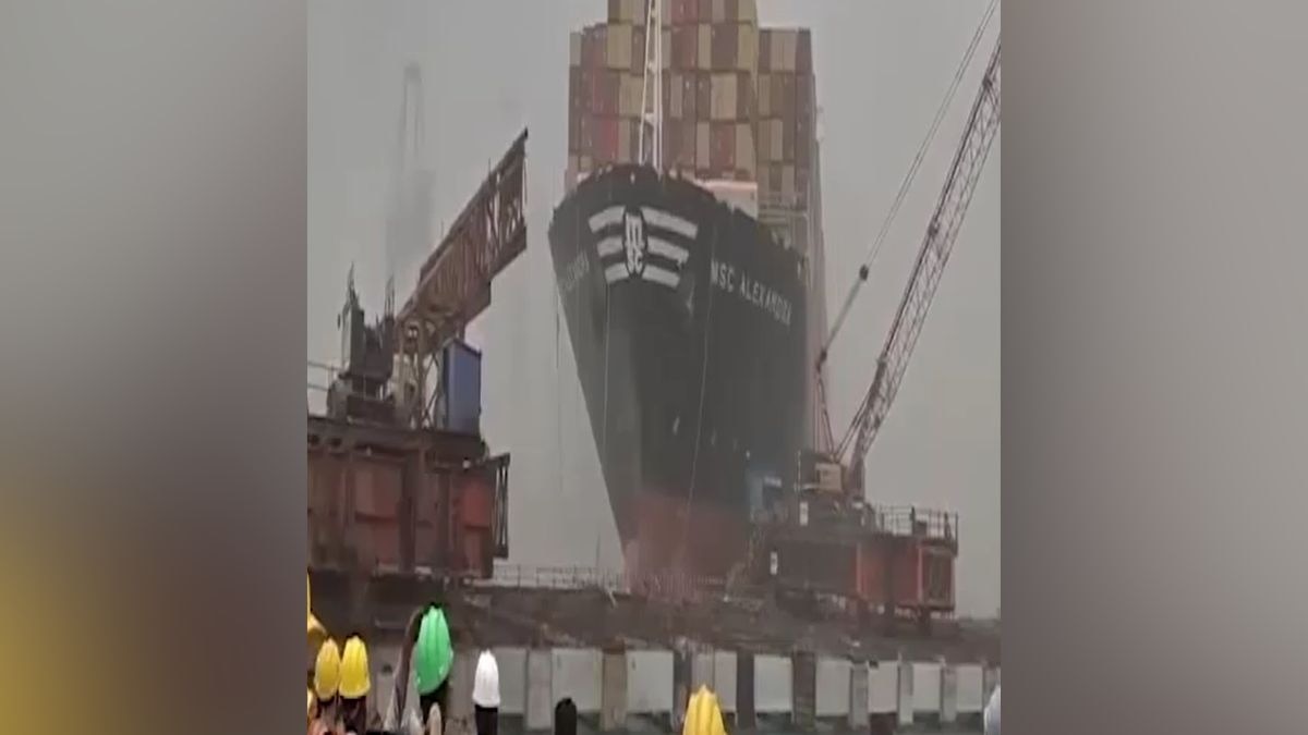 तेज हवाओं में बेकाबू हुआ जहाज. (Photo: Screengrab)