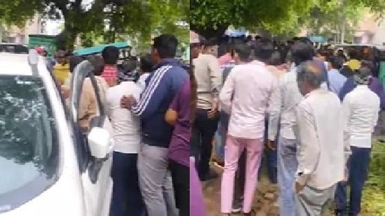 पिता-पुत्र को टक्कर मारने पर भीड़ ने पुलिसकर्मियों को पीटा.(Photo: Screengrab)  