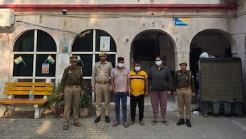 छापा मारने सादे कपड़ों में पहुंची थी पुलिस. (Photo: Screengrab) छापा मारने सादे कपड़ों में पहुंची थी पुलिस. (Photo: Screengrab)