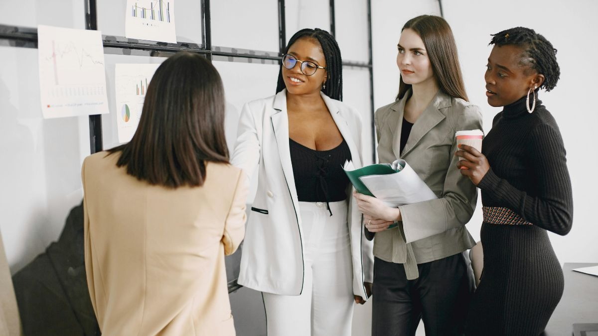 Gen Z में डोपामाइन ड्रेसिंग एक नया ट्रेंड की तरह सामने आया है. (Photo : Pexels)