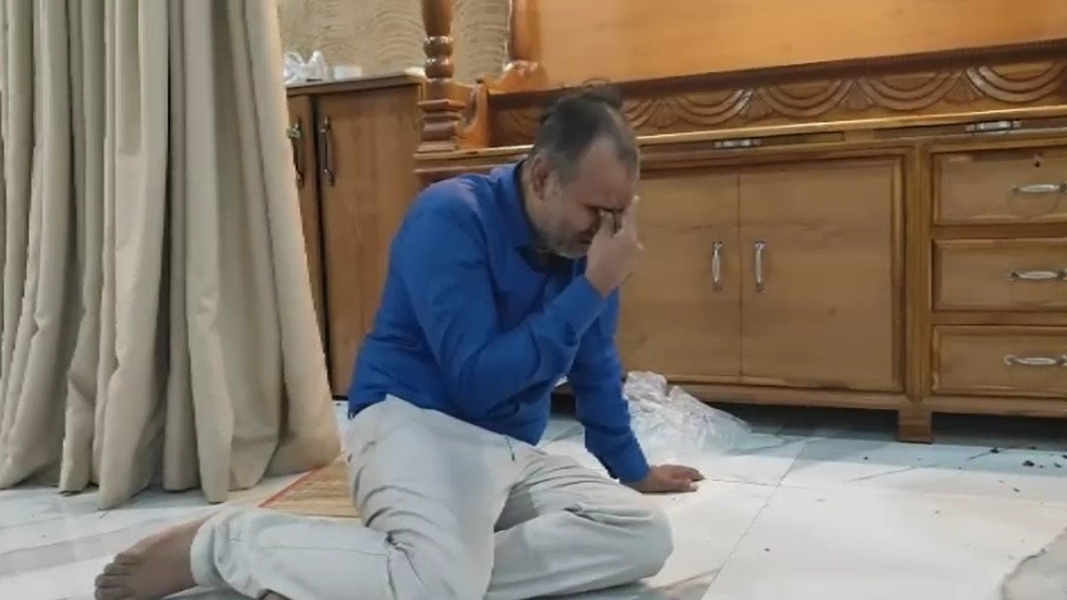 मंदिर में रोता श्रद्धालु. (Photo: Screengrab)