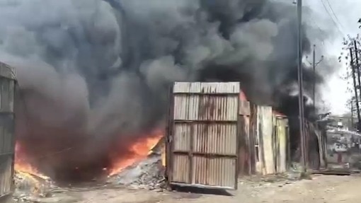 आग की लपटों में घिरा गोदाम.(Photo: Screengrab)