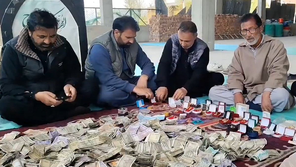 जम्मू-कश्मीर के बडगाम में लोगों ने गहने, बर्तन, कैश दान में दी है. Photo ITG