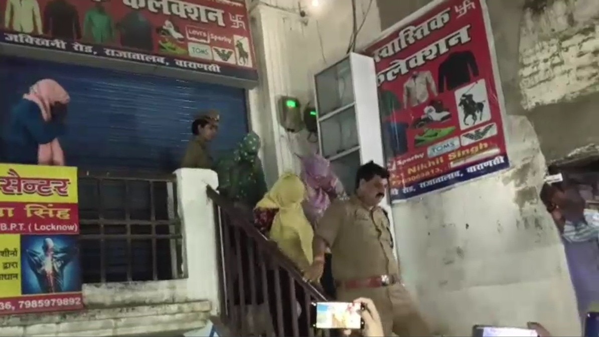  वाराणसी पुलिस ने पकड़ा सेक्स रैकेट. (Photo: Screengrab)