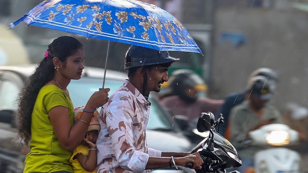 दिल्ली-एनसीआर में बारिश से सुहानी हुई सुबह (Photo: PTI)