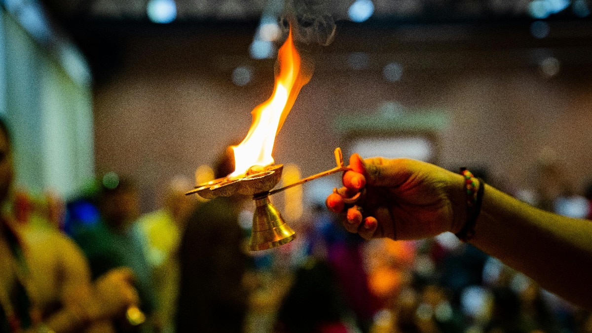 पूजा के दौरान आरती सही विधि से करनी चाहिए