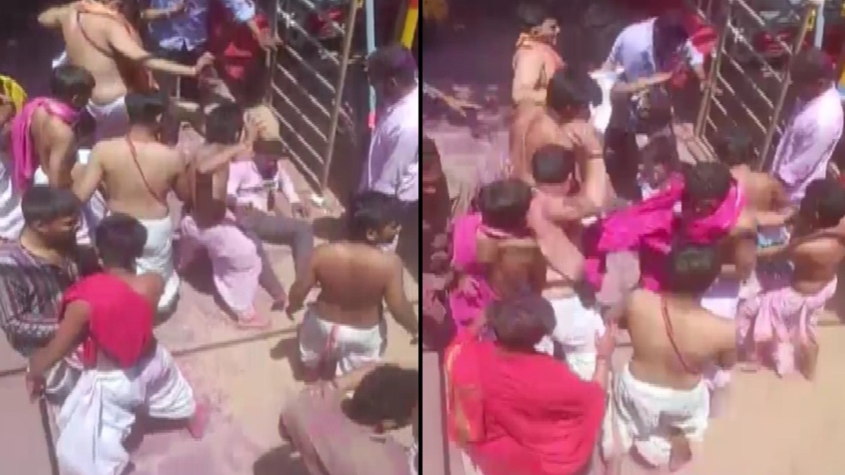 मंदिर में भड़के पुजारी, भक्तों पर बरसाए लाठी, लात और मुक्के, VIDEO