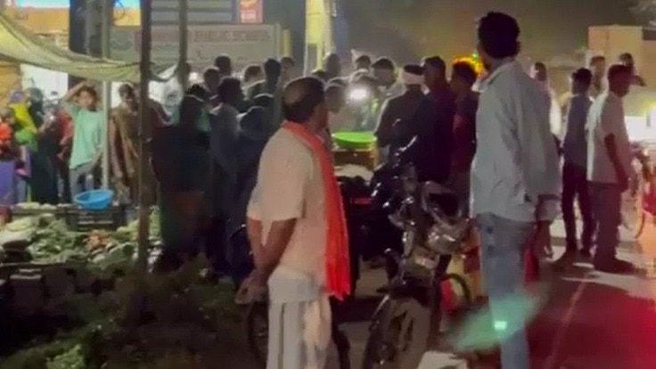 पीएसी जवान ने सब्जी बेचने वाले कपल को पीटा. (Photo: Screengrab)