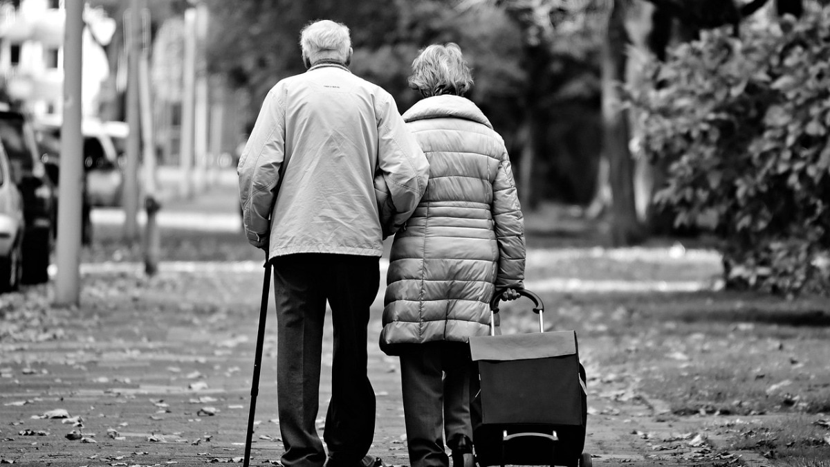 बुजुर्ग ने आईसीयू में एडमिट पत्नी से मिलने 105 दिनों तक हर रोज 12 घंटे बस का सफर किया (Photo - Pixabay)