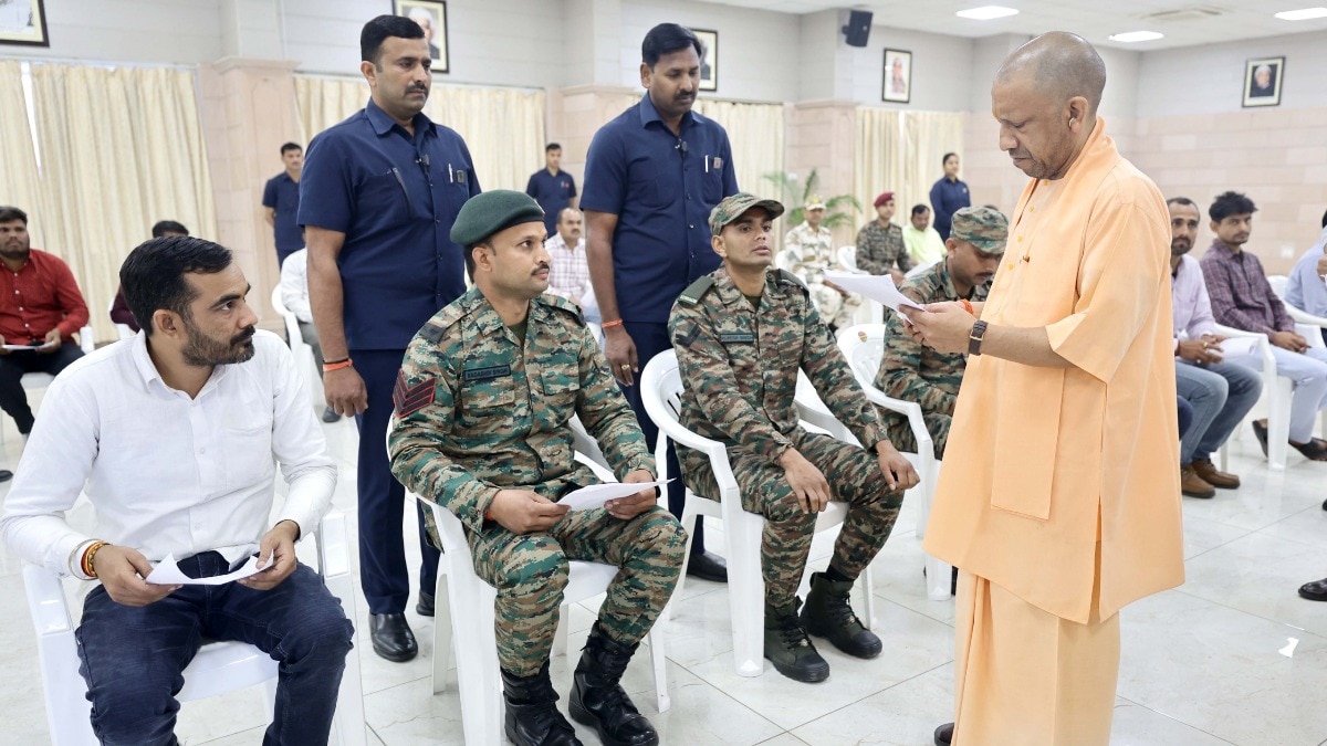 जनता दर्शन में आए लोगों की समस्याएं सुनते सीएम योगी आदित्यनाथ (Photo: सूचना विभाग)