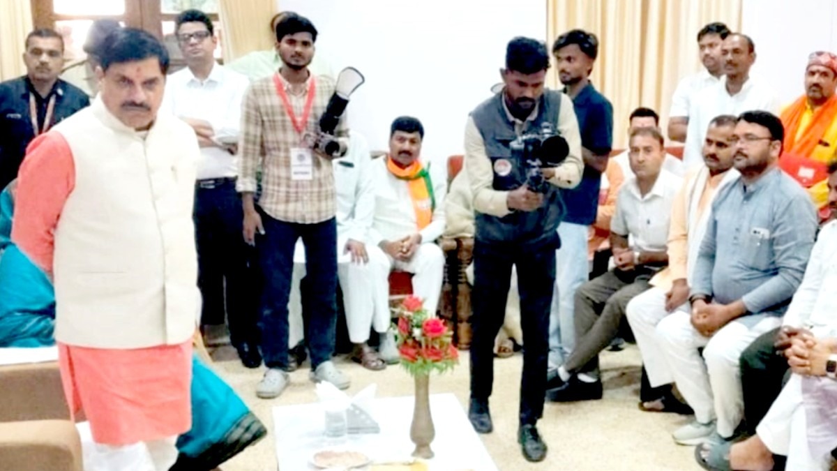 मुख्यमंत्री ने सुनीं जनता की शिकायतें.(Photo:ITG)