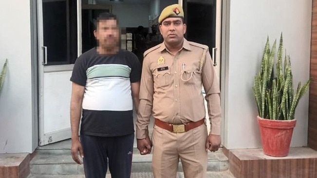 सिपाही इमरान खान गिरफ्तार (Photo: Mohd Akram Khan/ITG)