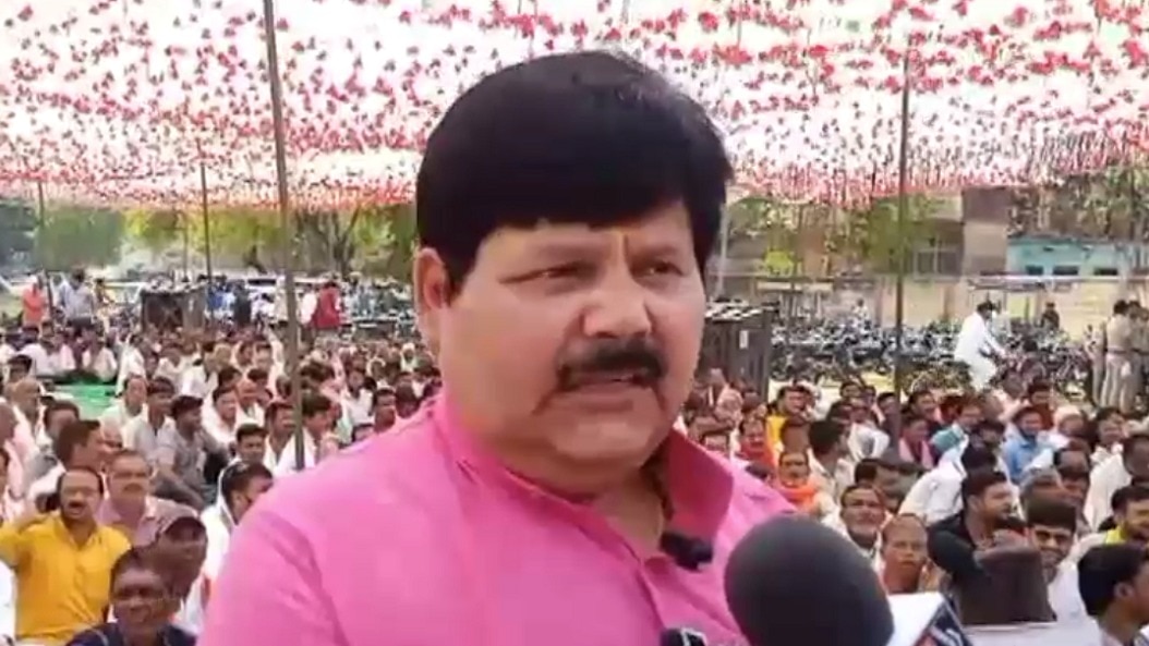 भाजपा विधायक अंबरीश शर्मा ने अपनी ही सरकार के खिलाफ धरना दिया. Photo Screengrab